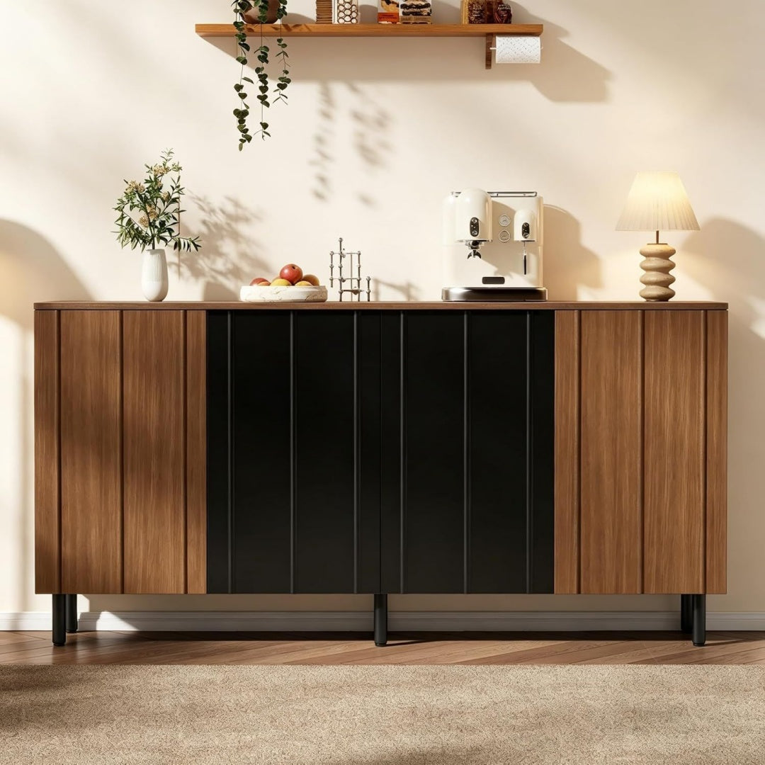 Sanft schliessende Fronten treffen auf verstellbare Ablagen an dem Sideboard