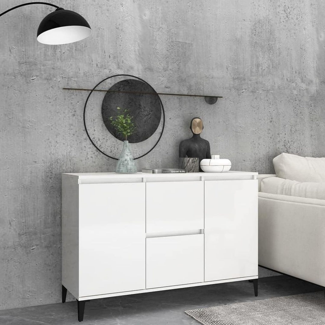 Glaenzende Oberflaechen an dem Sideboard mit den Massen 104 x 35 x 70 cm