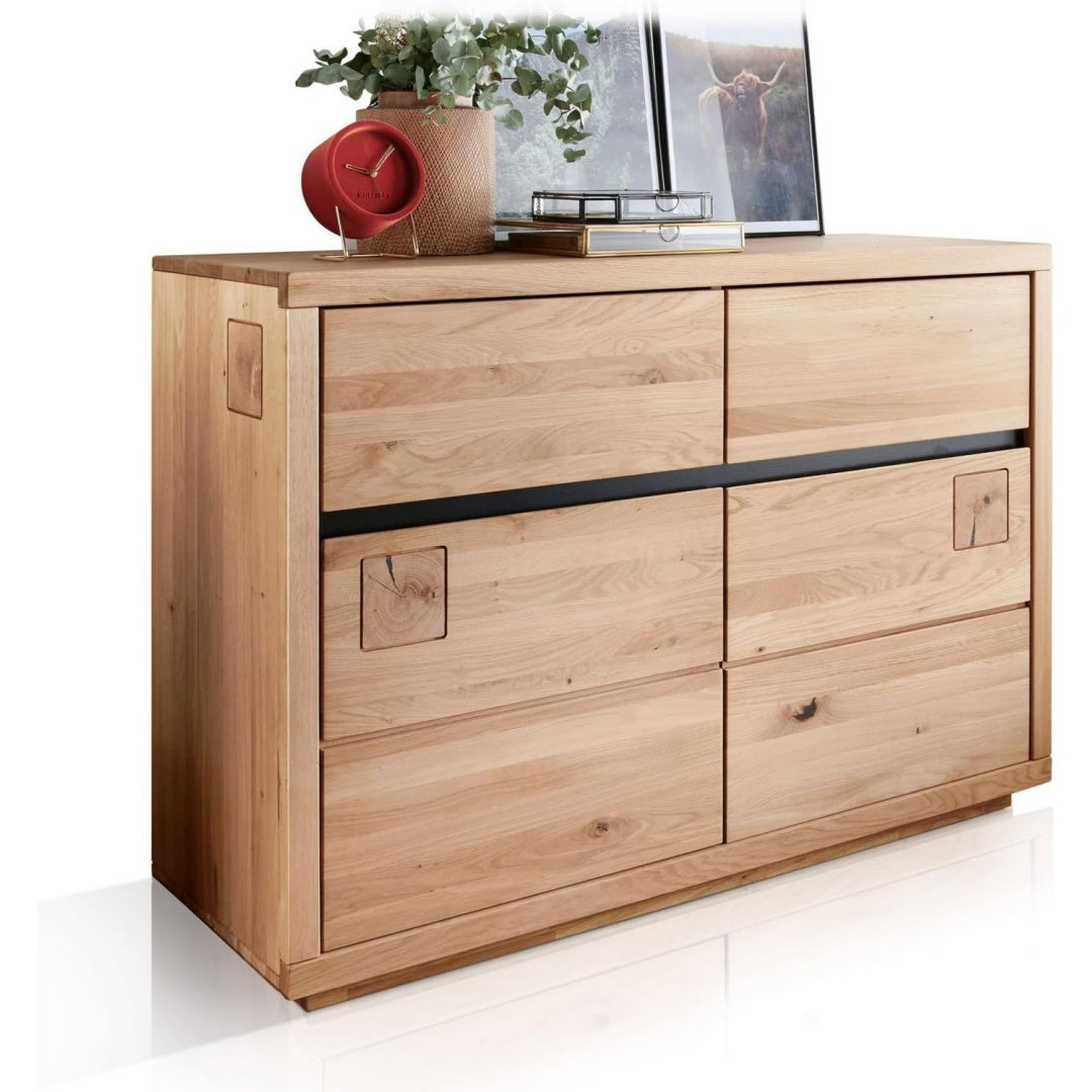 Das Sideboard vereint Form und grifflose Fronten