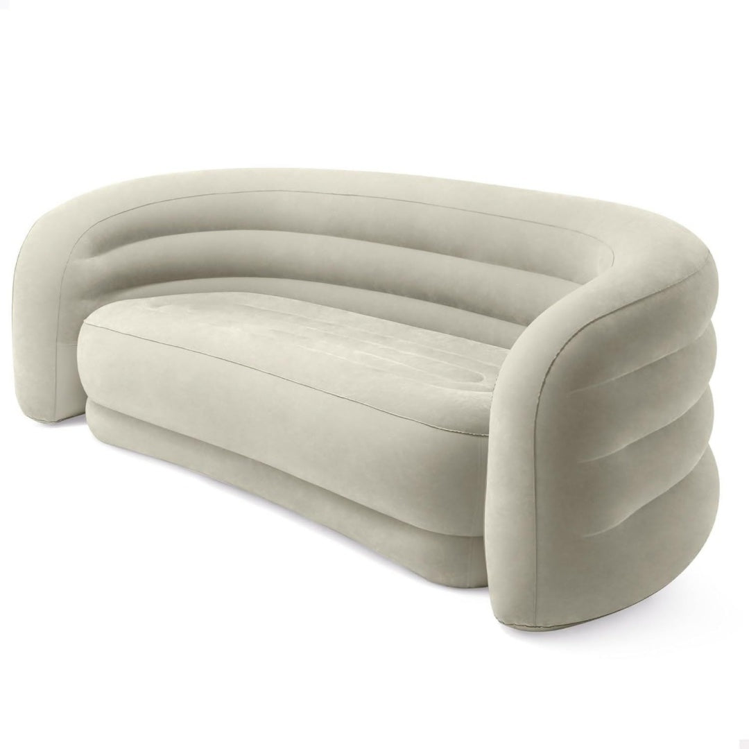 Creme bestimmt die Farbgebung von dem Sofa