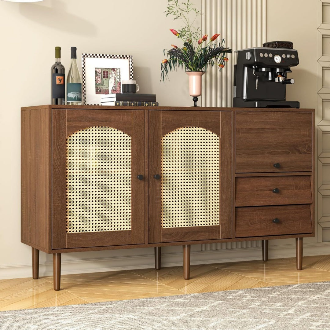 Sideboard mit Holzbeinen, beschichteten Flaechen und verstellbaren Ablagen