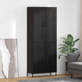 Sideboard verbindet offene Ablagen und Metallgriffe