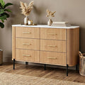 Das Sideboard vereint Schubladen mit gerundeten Konturen