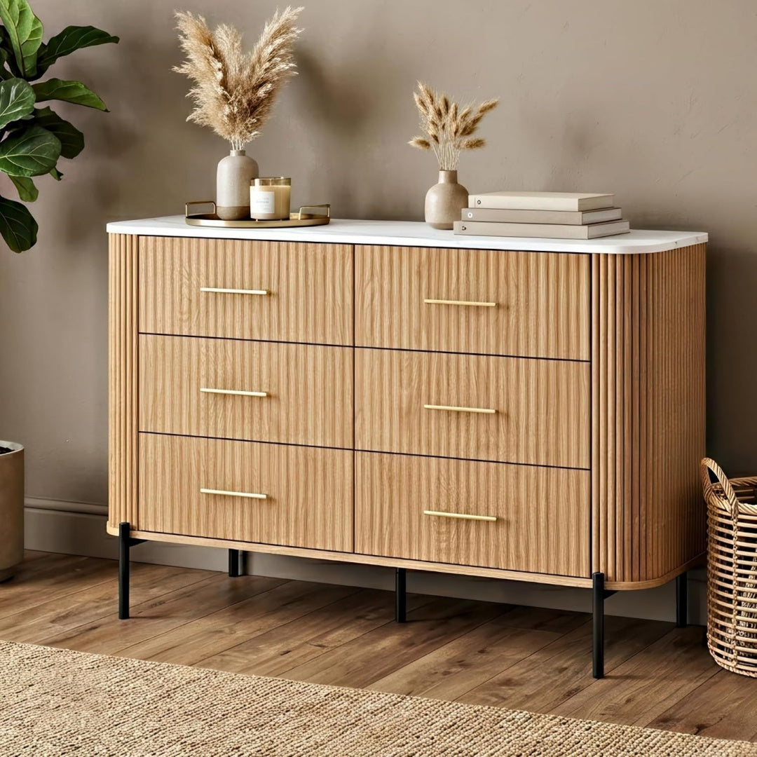 Das Sideboard vereint Schubladen mit gerundeten Konturen
