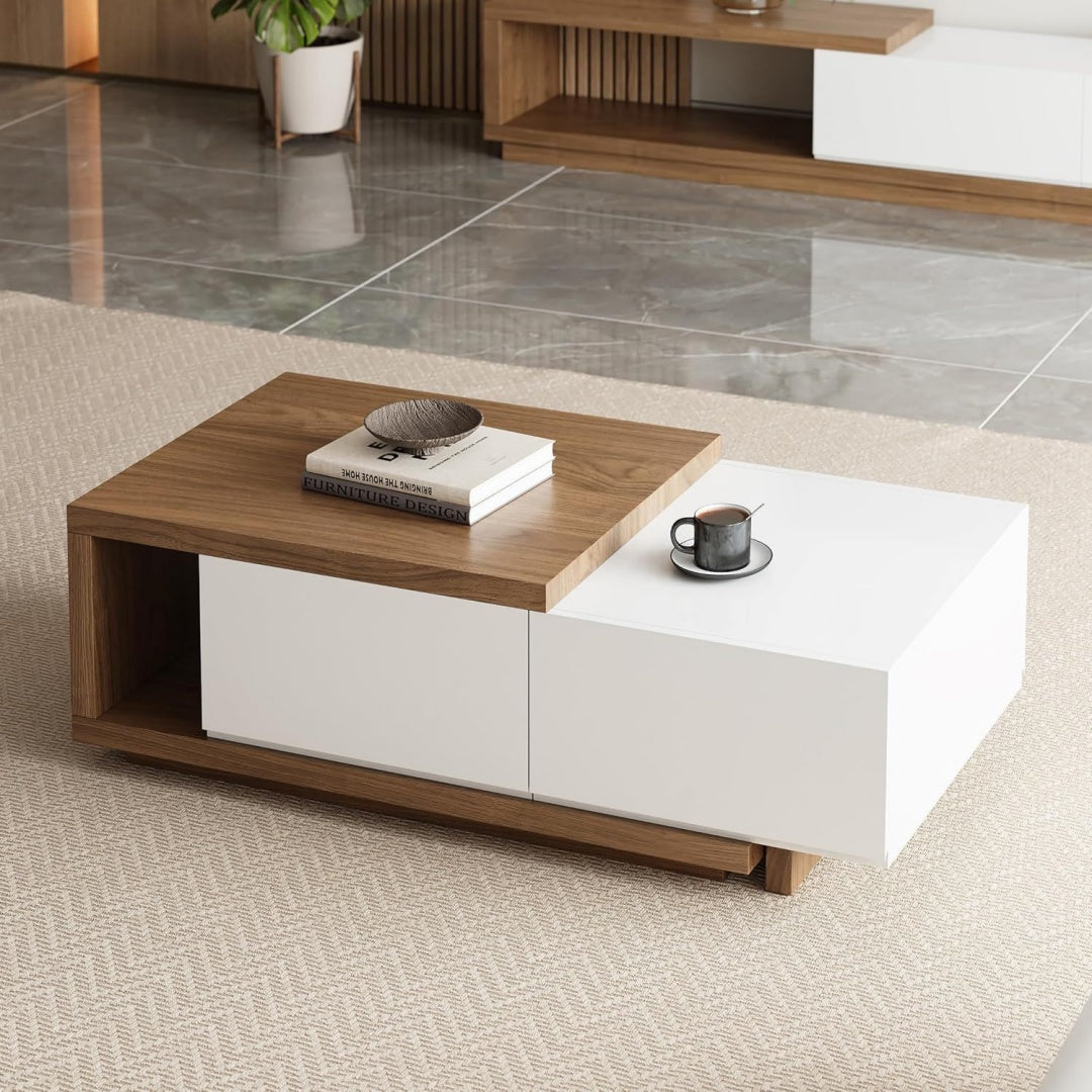 Couchtisch mit glaenzenden Oberflaechen