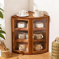 Bambuselemente bestimmen das Erscheinungsbild von dem Sideboard