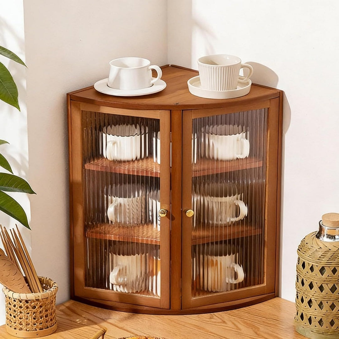 Bambuselemente bestimmen das Erscheinungsbild von dem Sideboard
