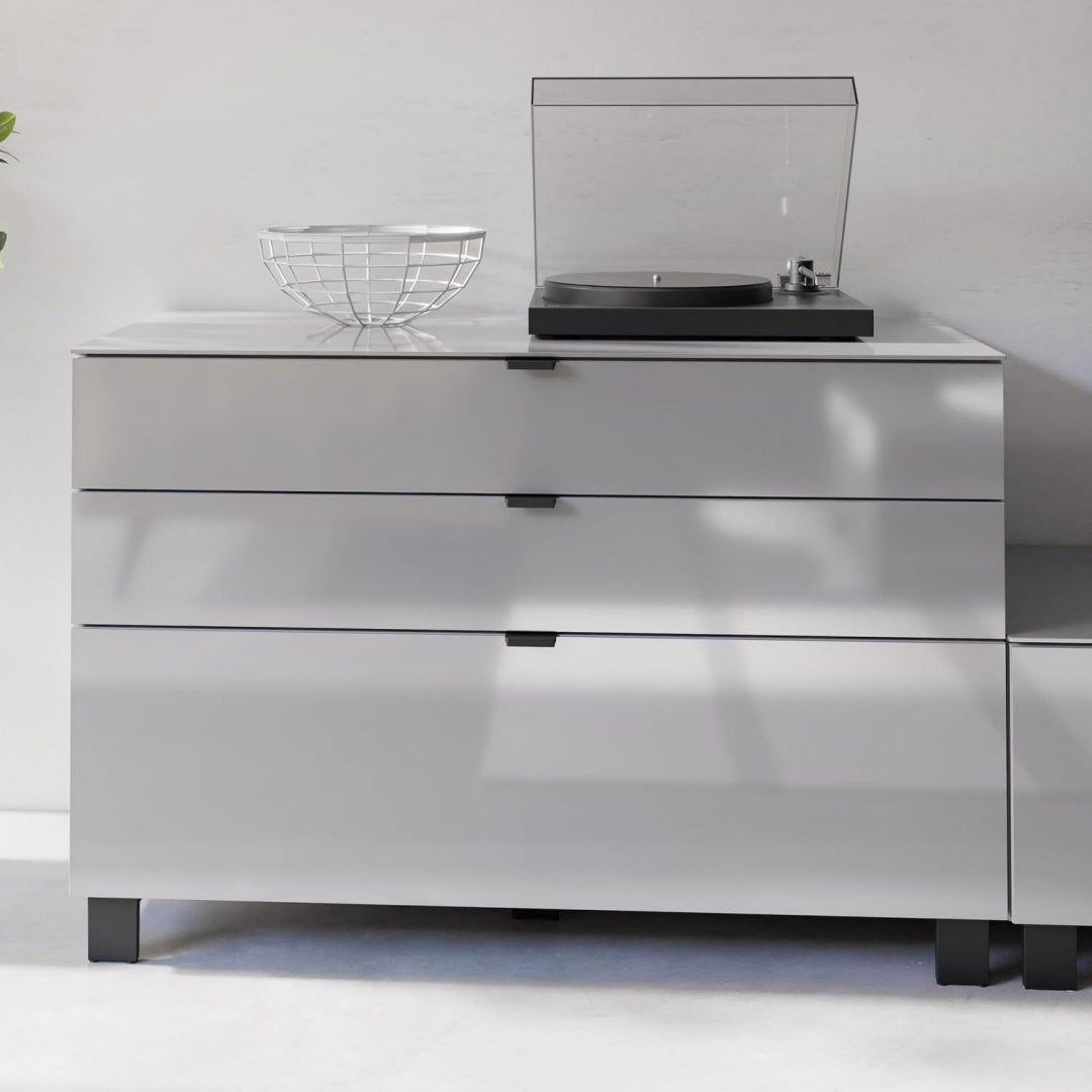 Das Sideboard nimmt mit 110.1 cm Gestalt an