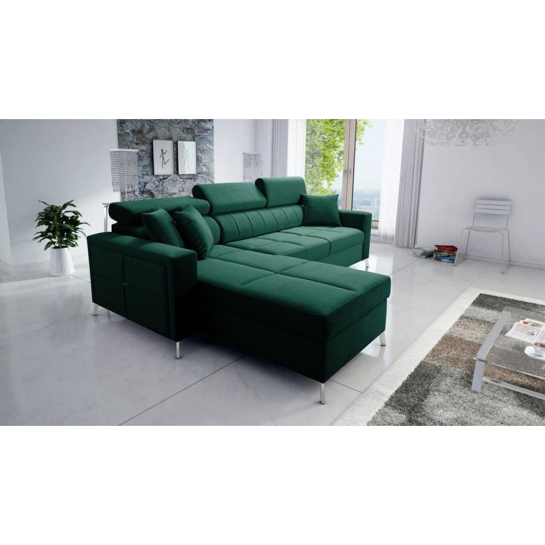 Eine Schlaffunktion praegt das Sofa in Gruen